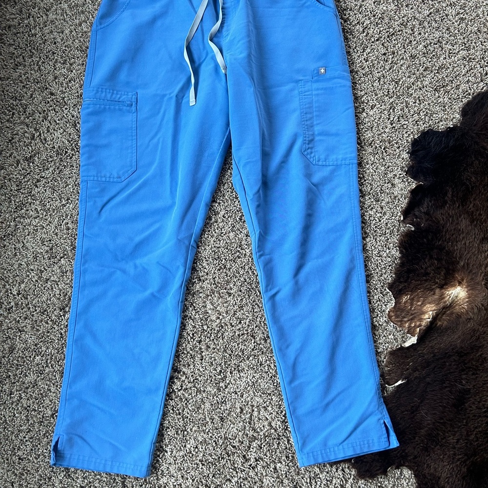 Figs Women's Ceil Blue Yola™
High Waisted 2.0 - Tall
Skinny Scrub Pants